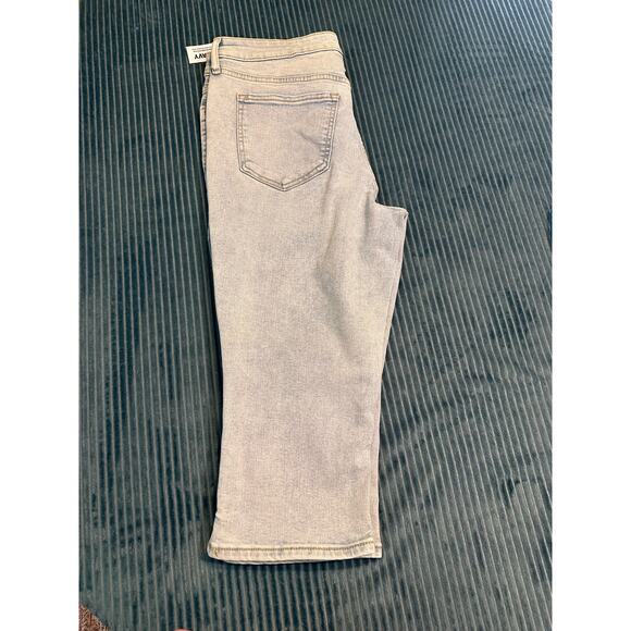 Old Navy NWT Denim Capri Pants Size 8 - Picture 1 of 4